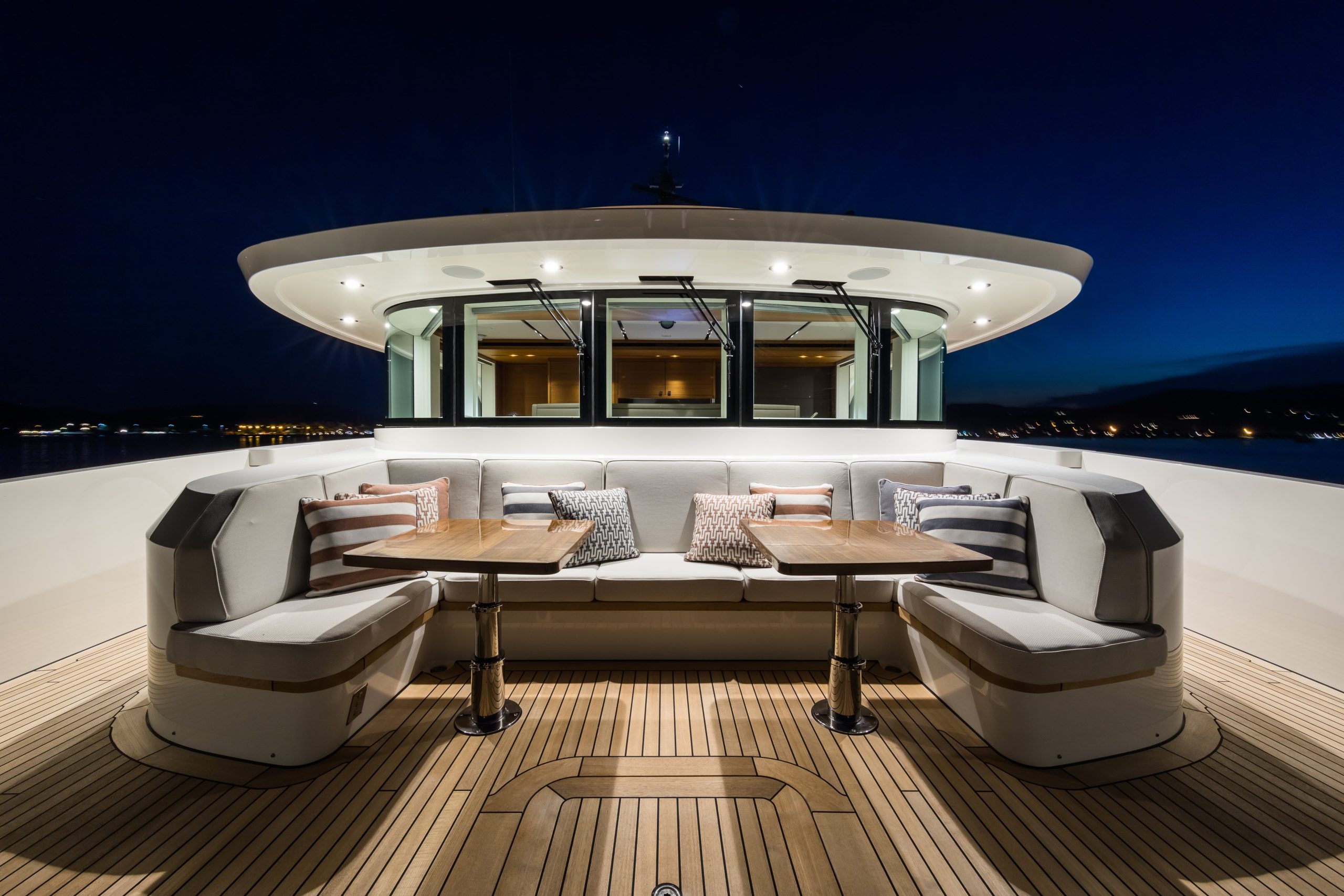 Kopie Van Brigadoon 36m Interior Bridgedeck Front Seating Night Moonen Yachts