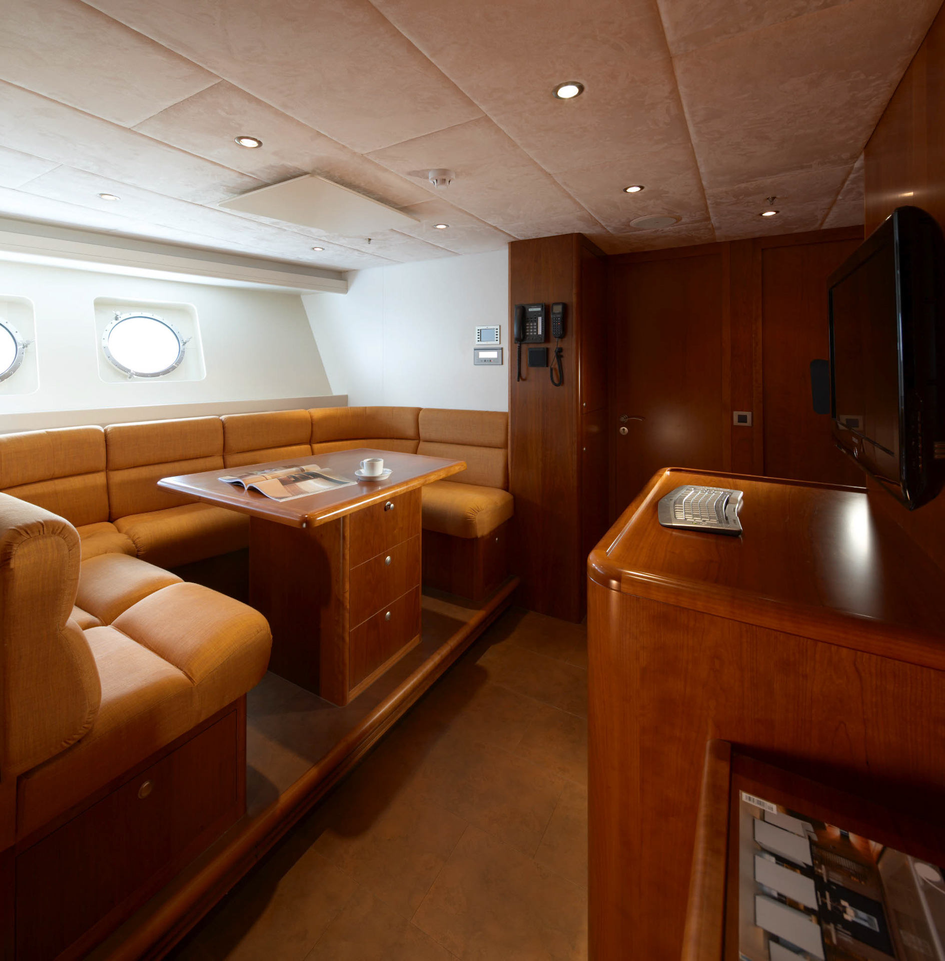 Northlander 38m Interior Crewmess Yacht Moonen